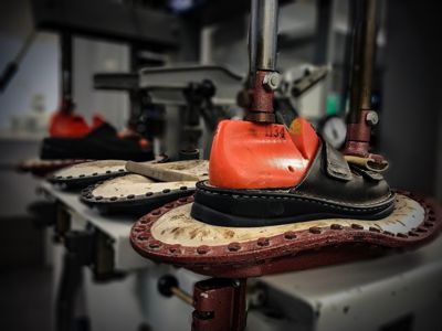 Reparatur von Sandalen